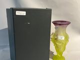 deux vases posés l'un à côté de l'autre sur une table