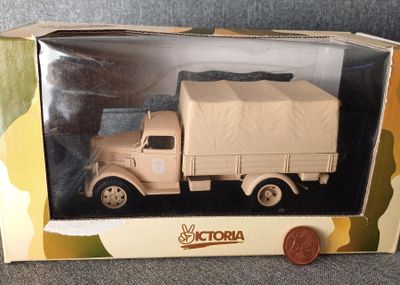 petit camion-jouet dans une boîte, avec une pièce sur le côté