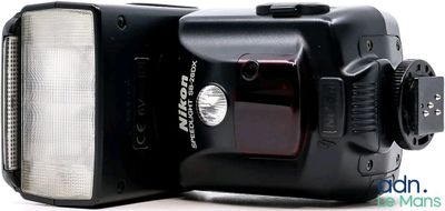 une image montrant un gros plan d'un flash d'appareil photo sur fond blanc