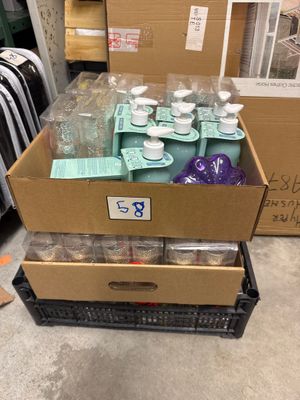 une boîte remplie de tasses et d'assiettes posée par terre