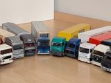 beaucoup de petits camions jouets posés sur la table