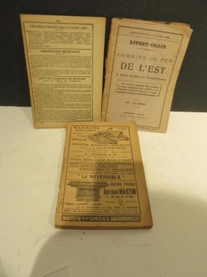 trois vieux livres posés sur une table l'un à côté de l'autre