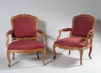 Paire de larges fauteuils à dossier plat à châssis en hêtre …