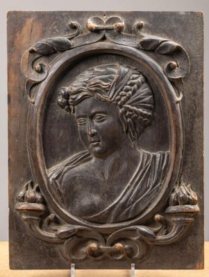 Panneau de bois sculpté d'un profil de femme dans un médaill…