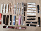 de nombreux modèles de montres disposés sur une table