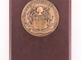 plaque marron ornée d'un blason sur fond blanc