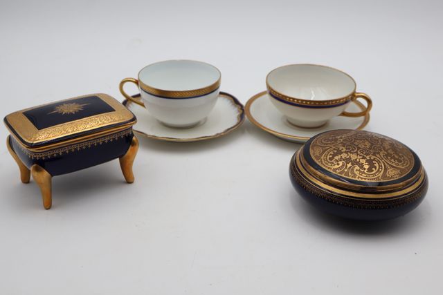 Boîte en porcelaine bleu de four avec incrustation or, deux tasse...