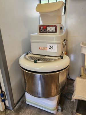 une image d'une cuisine avec un mixeur et d'autres appareils électroménagers
