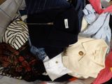 une pile de vêtements posée sur un lit