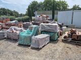il y a beaucoup de bric-à-brac par terre dans le jardin