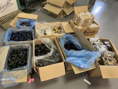 de nombreux cartons d'objets hétéroclites posés sur le sol
