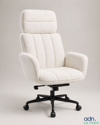 une chaise de bureau blanche avec un piètement noir et des roulettes
