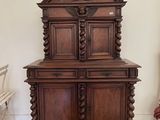 une armoire en bois posée au milieu d'un sol carrelé
