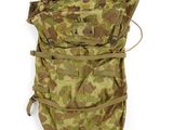 un gros plan d'un sac camouflage sur fond blanc