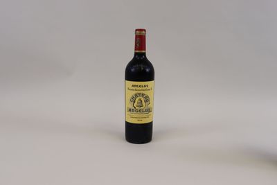 une bouteille de vin à côté d'une bouteille de vin