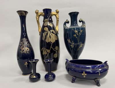 trois vases placés l'un à côté de l'autre