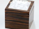 une petite boîte en bois contenant un visage blanc