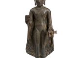 une image représentant une statue d'une personne portant un chapeau