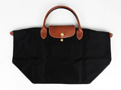 un sac Longchamp noir et marron sur fond blanc