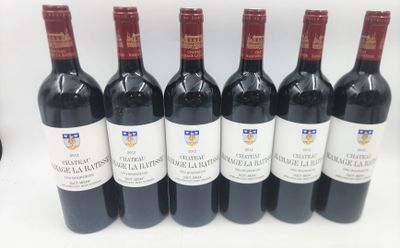 six bouteilles de vin rouge sont alignées sur une table