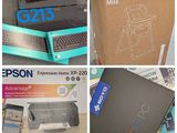 plusieurs photos différentes d'un ordinateur portable et d'un clavier dans une boîte