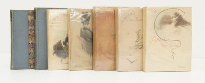 plusieurs vieux livres sont alignés sur une surface blanche