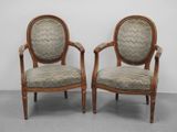 paire de fauteuils de style Louis XVI avec accoudoirs rembourrés