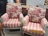 une paire de chaises à carreaux rouges et blancs dans une pièce où se trouvent d'autres meubles