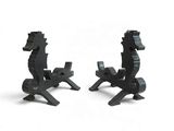 deux sculptures de chevaux en métal noir sur un fond blanc