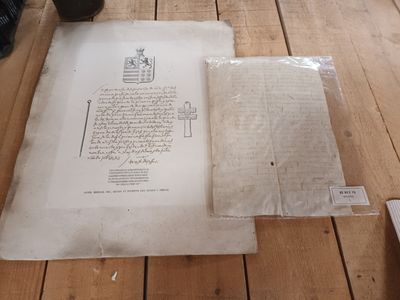 un morceau de papier posé par terre à côté d'une paire de chaussures