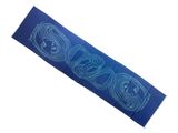 un tapis de yoga bleu sur lequel est représenté le visage d'une femme