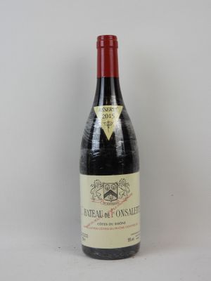 une bouteille de vin posée sur une table