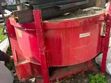 une machine rouge posée sur le sol
