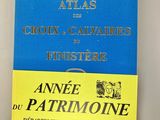 une image représentant un livre bleu sur lequel est apposée une étiquette jaune