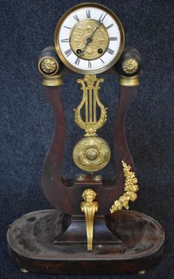 Pendule de forme lyre en bois Cadran circulaire émaillé à ra…