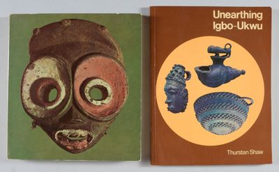 deux livres posés sur une table
