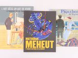trois livres posés sur une table