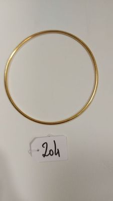 gros plan d'un bracelet en or portant une étiquette de prix