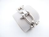 bracelet en argent à maillons et fermoirs, présenté sur un fond blanc
