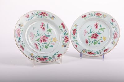deux assiettes à motifs floraux sur une surface blanche