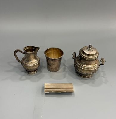 trois théières en métal argenté et une petite boîte en bois