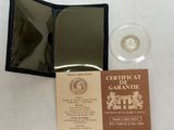 un portefeuille contenant un certificat et un verre de vin