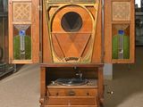 un meuble en bois contenant un tourne-disque
