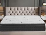 un lit avec un matelas posé dessus, dans une chambre