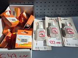 une boîte de brosses à dents posée sur une étagère dans un magasin