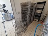 de nombreuses étagères remplies d'aliments dans une cuisine, avec un mixeur en arrière-plan