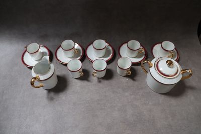 un groupe de tasses et de soucoupes posées sur une table