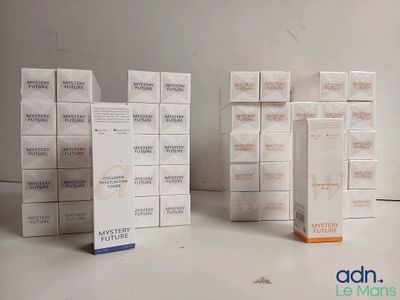 plusieurs boîtes sont empilées sur une table