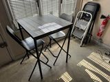 une petite table et des chaises dans un coin de la pièce