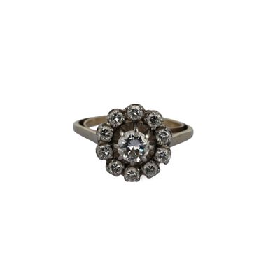 gros plan d'une bague en diamant sur fond blanc